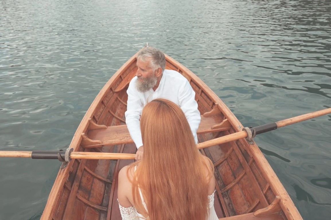 Poročni fotograf Bled – par na Blejskem otoku